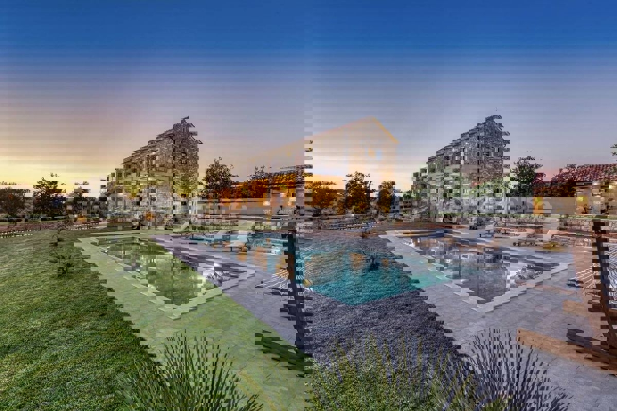 Zara, Murvica, villa in pietra con piscina e campo da tennis, in vendita