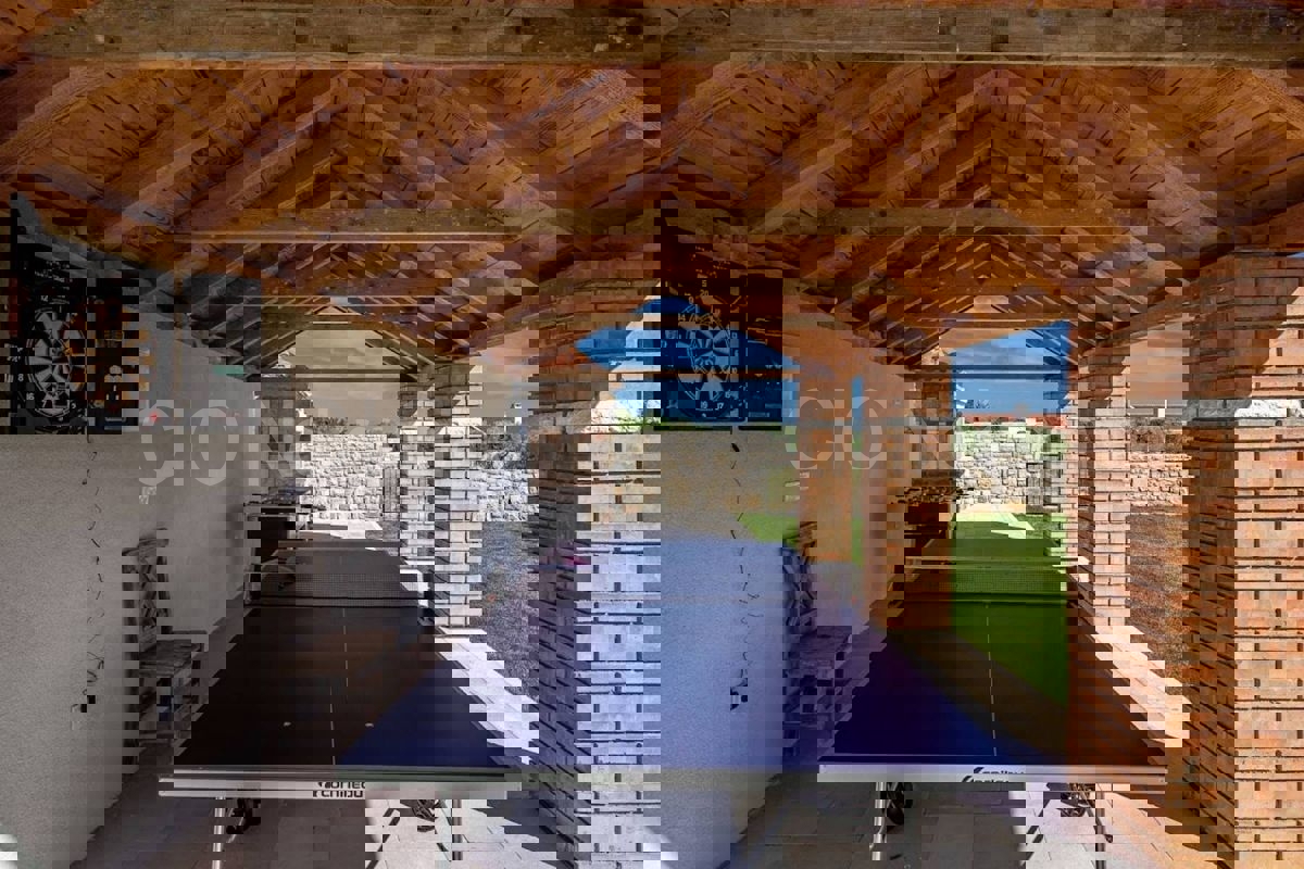 Zara, Murvica, villa in pietra con piscina e campo da tennis, in vendita