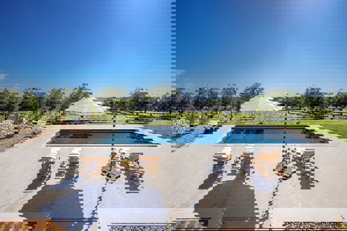 Zara, Murvica, villa in pietra con piscina e campo da tennis, in vendita