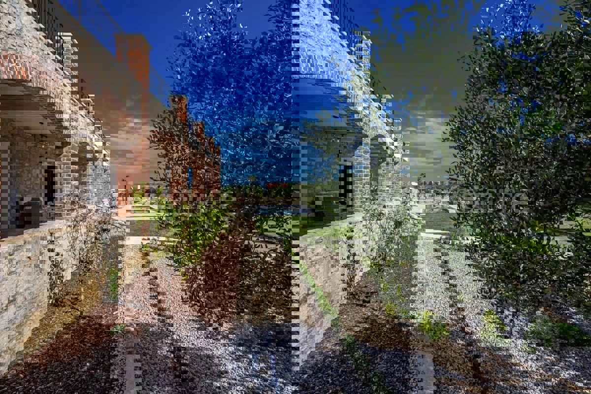 Zara, Murvica, villa in pietra con piscina e campo da tennis, in vendita