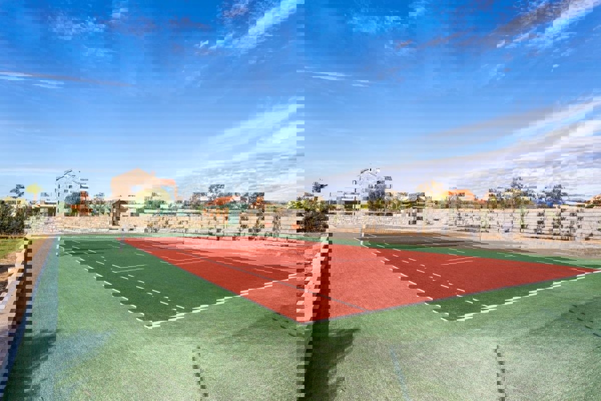 Zara, Murvica, villa in pietra con piscina e campo da tennis, in vendita