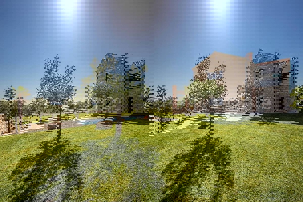 Zara, Murvica, villa in pietra con piscina e campo da tennis, in vendita