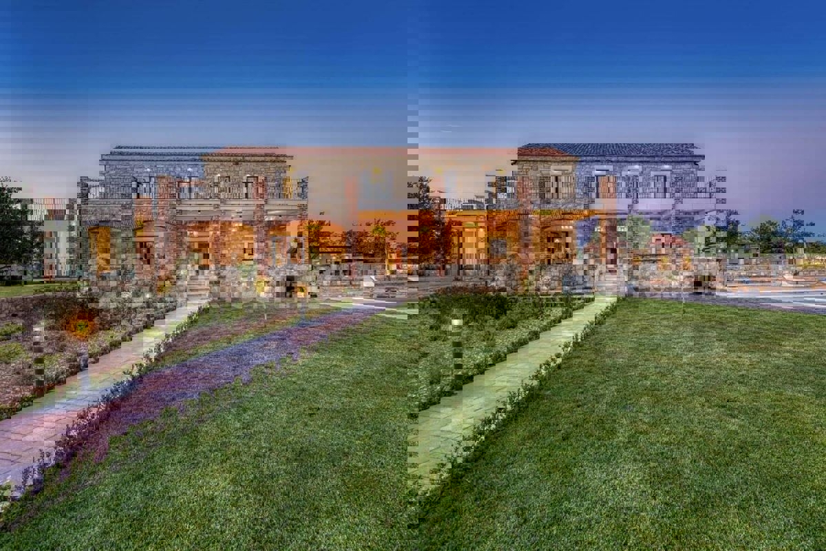 Zara, Murvica, villa in pietra con piscina e campo da tennis, in vendita