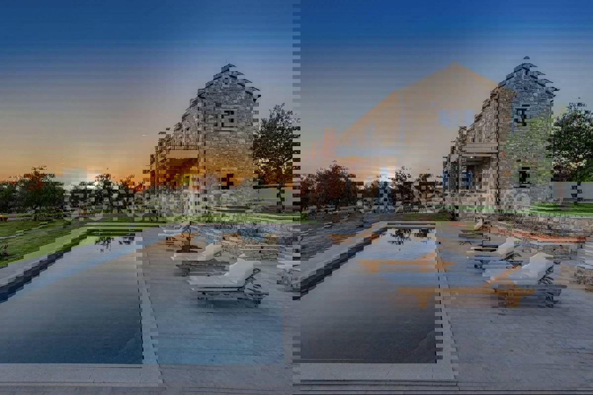 Zara, Murvica, villa in pietra con piscina e campo da tennis, in vendita