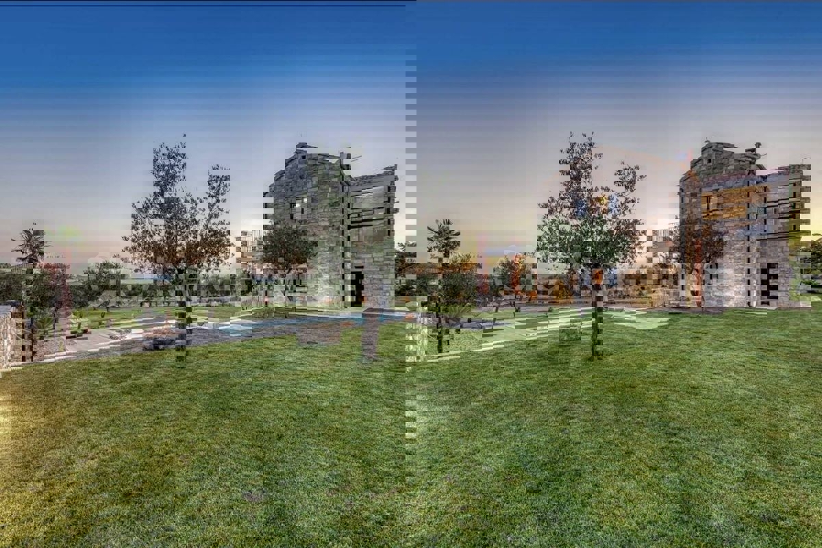 Zara, Murvica, villa in pietra con piscina e campo da tennis, in vendita