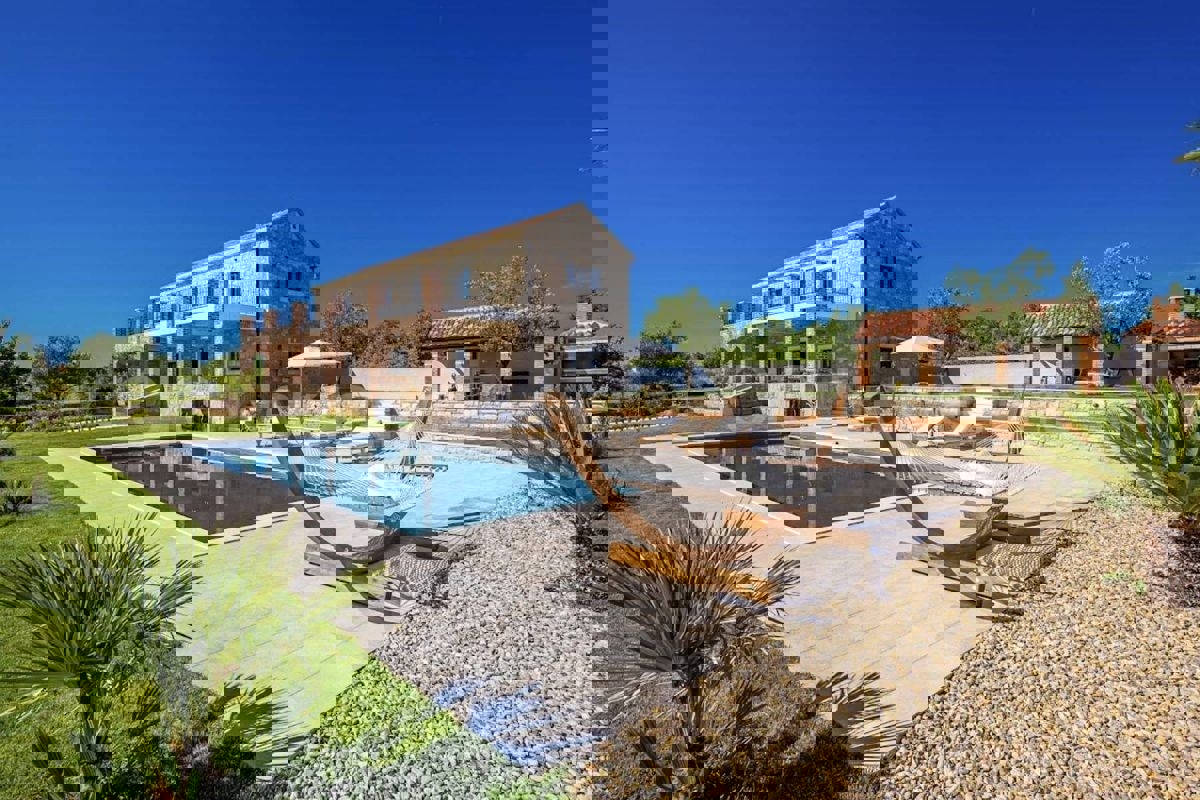 Zara, Murvica, villa in pietra con piscina e campo da tennis, in vendita