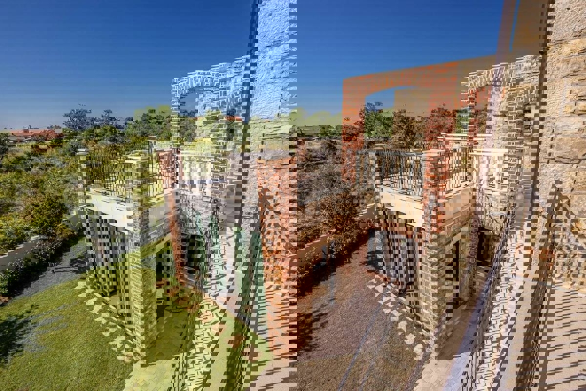 Zara, Murvica, villa in pietra con piscina e campo da tennis, in vendita