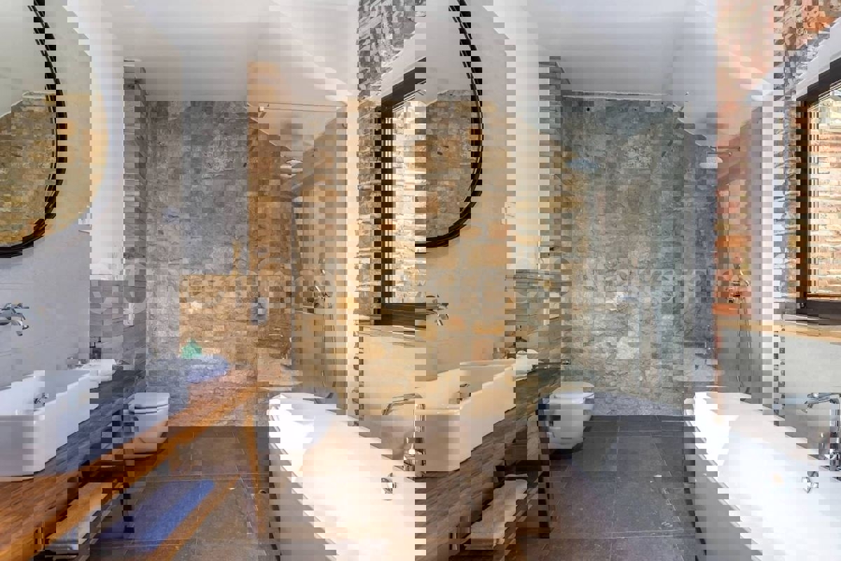 Zara, Murvica, villa in pietra con piscina e campo da tennis, in vendita