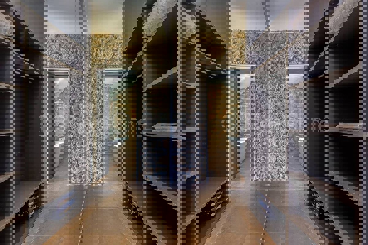 Zara, Murvica, villa in pietra con piscina e campo da tennis, in vendita