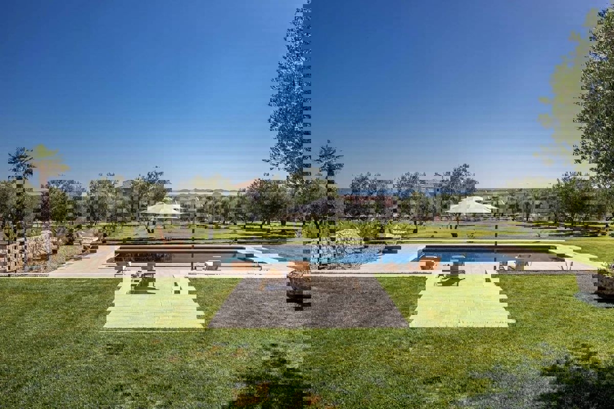 Zara, Murvica, villa in pietra con piscina e campo da tennis, in vendita