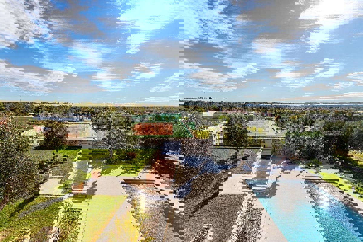 Zara, Murvica, villa in pietra con piscina e campo da tennis, in vendita