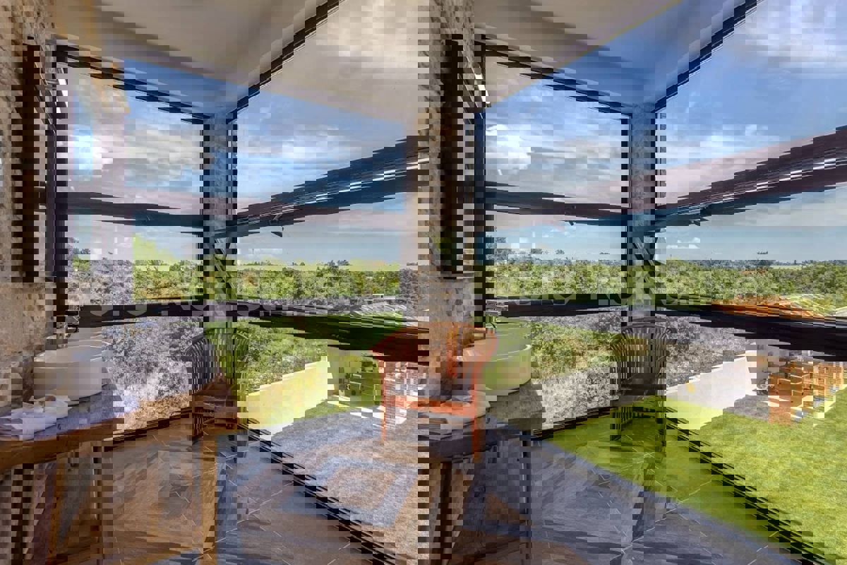 Zara, Murvica, villa in pietra con piscina e campo da tennis, in vendita