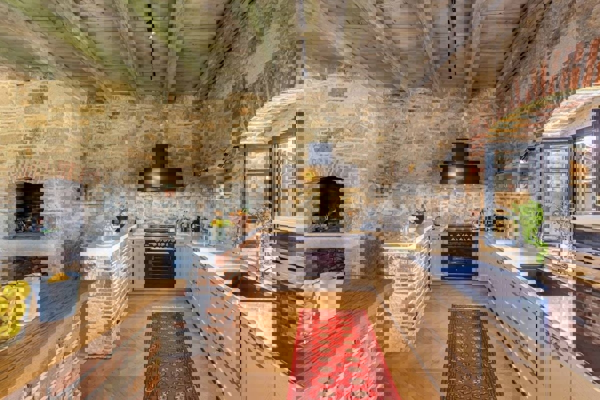 Zara, Murvica, villa in pietra con piscina e campo da tennis, in vendita