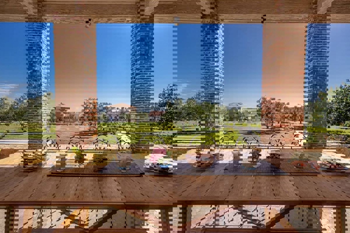 Zara, Murvica, villa in pietra con piscina e campo da tennis, in vendita