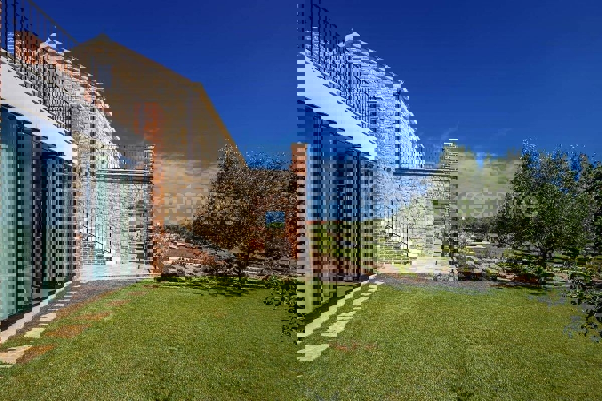 Zara, Murvica, villa in pietra con piscina e campo da tennis, in vendita