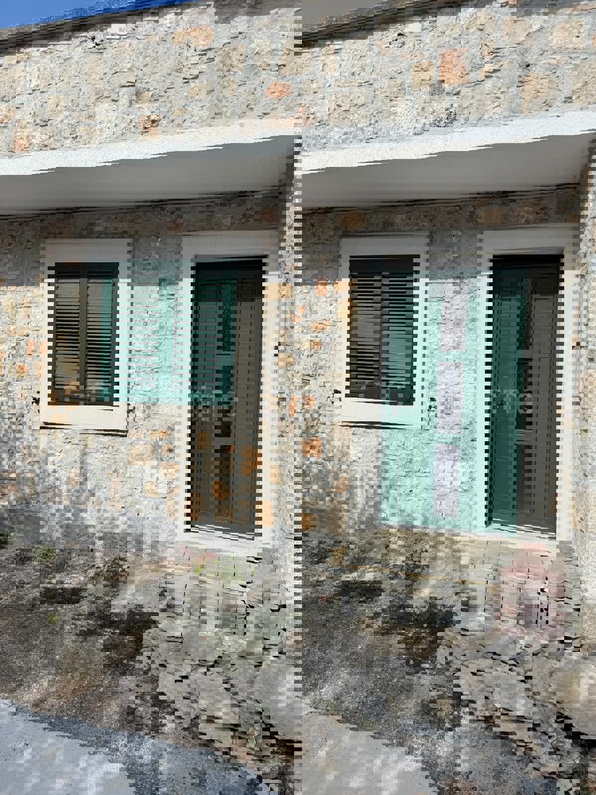 Brač, Donji Humac, Casa in pietra, in vendita