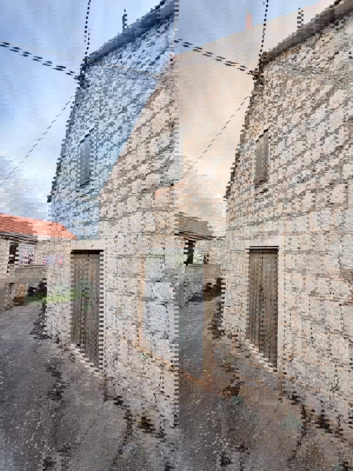 Brač, Sutivan, casa in pietra, in vendita