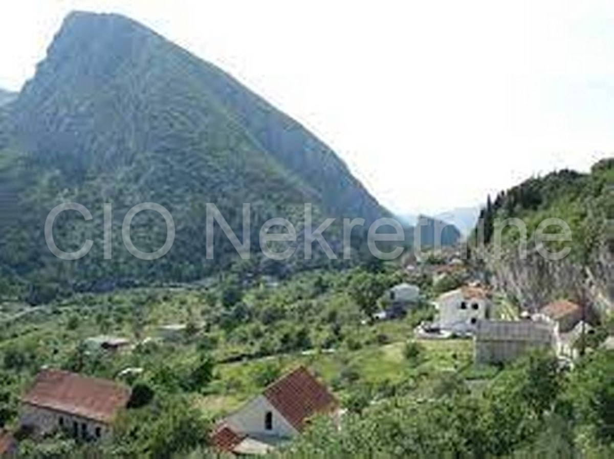 Omis, Svinišće, terreno con casa, in vendita