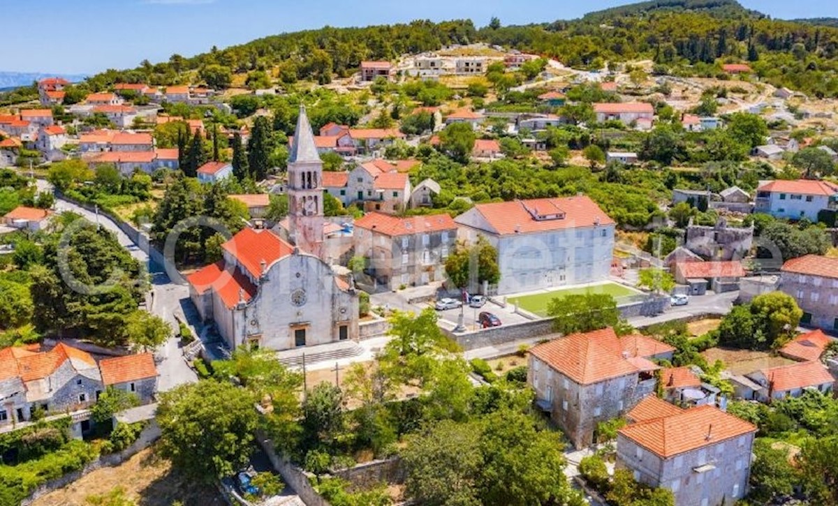 Brač, Nerežišća, terreno edificabile con fabbricato, vendita