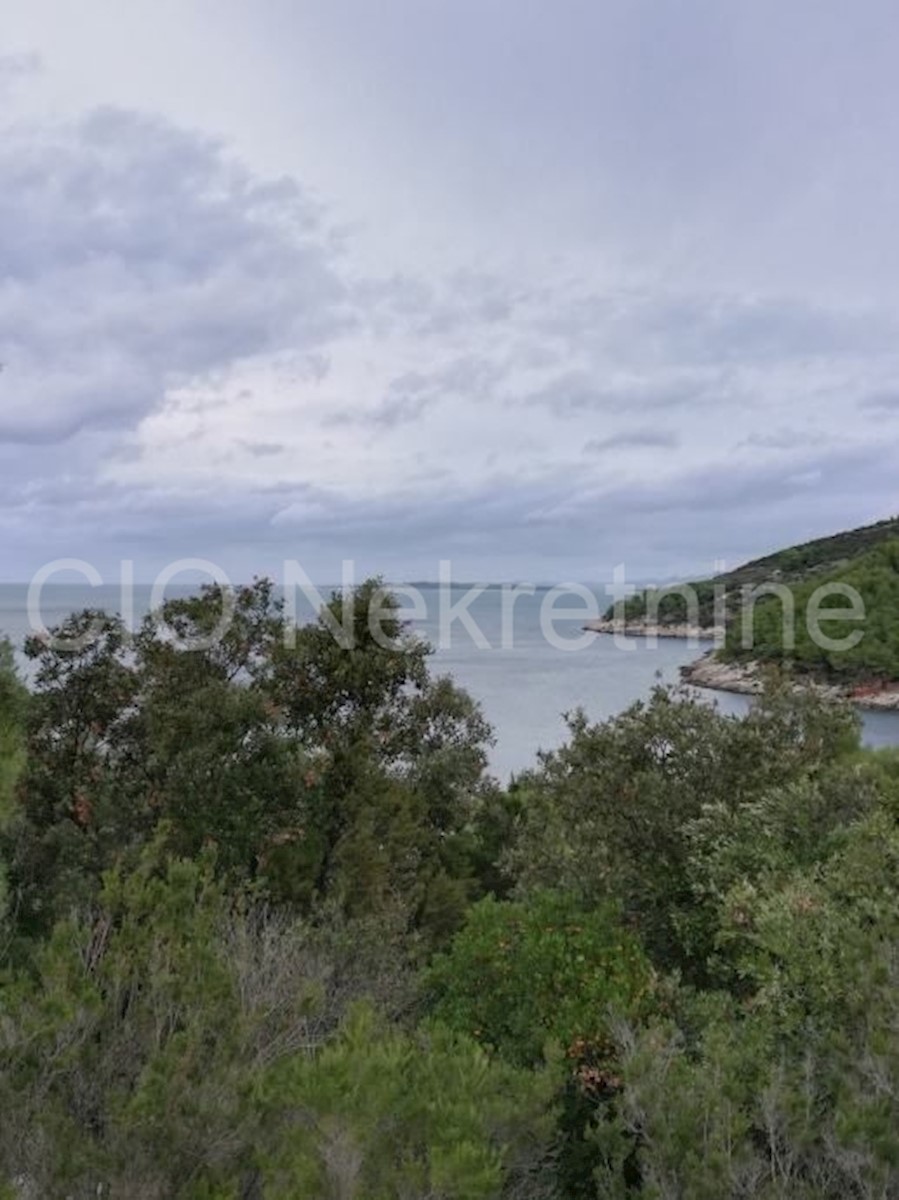 Korčula, Vela Luka, terreno edificabile di 2.400 m2 vicino al mare, in vendita