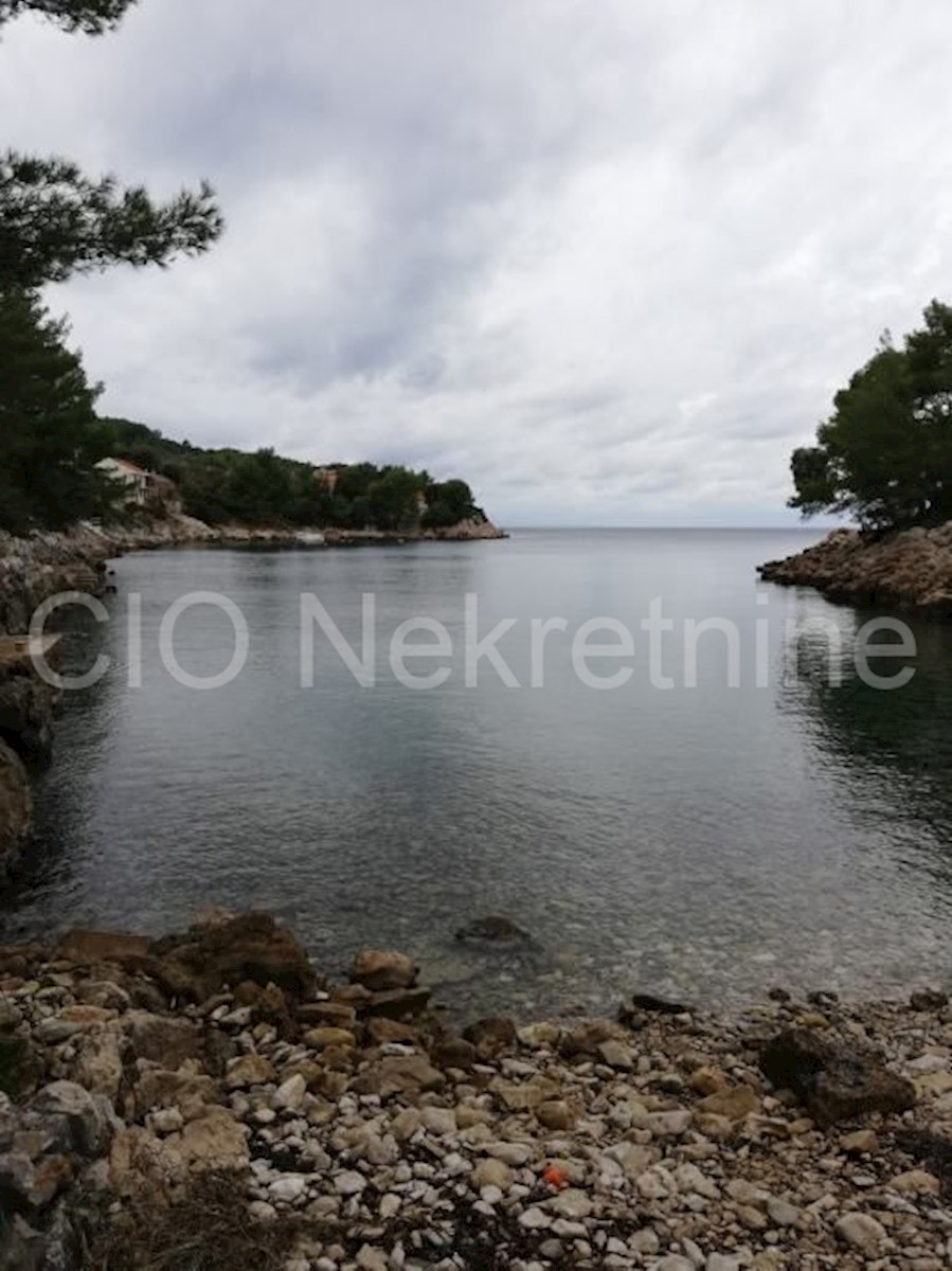 Korčula, Vela Luka, terreno edificabile di 2.400 m2 vicino al mare, in vendita