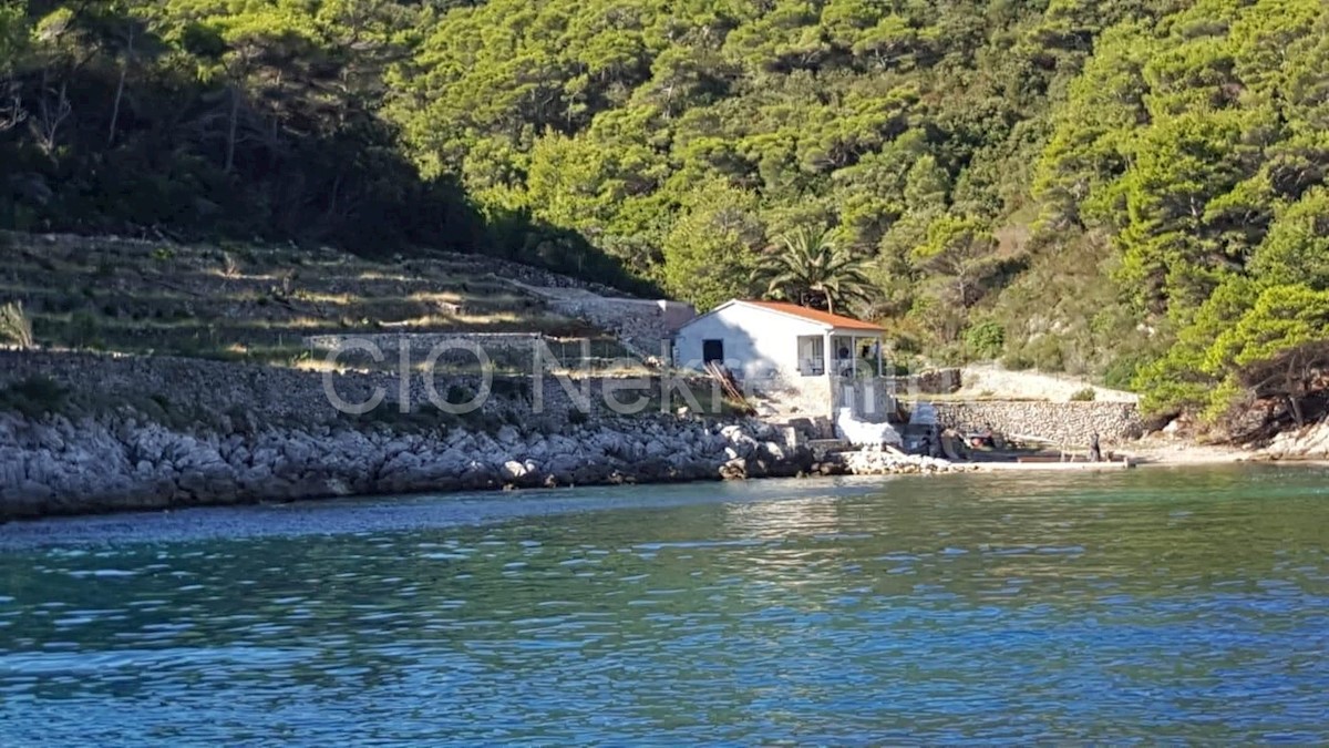 Vis, terreno 8.962 m2 con casa di 27 m2, 1a fila al mare