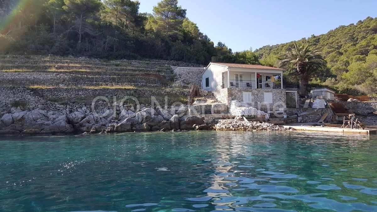 Vis, terreno 8.962 m2 con casa di 27 m2, 1a fila al mare