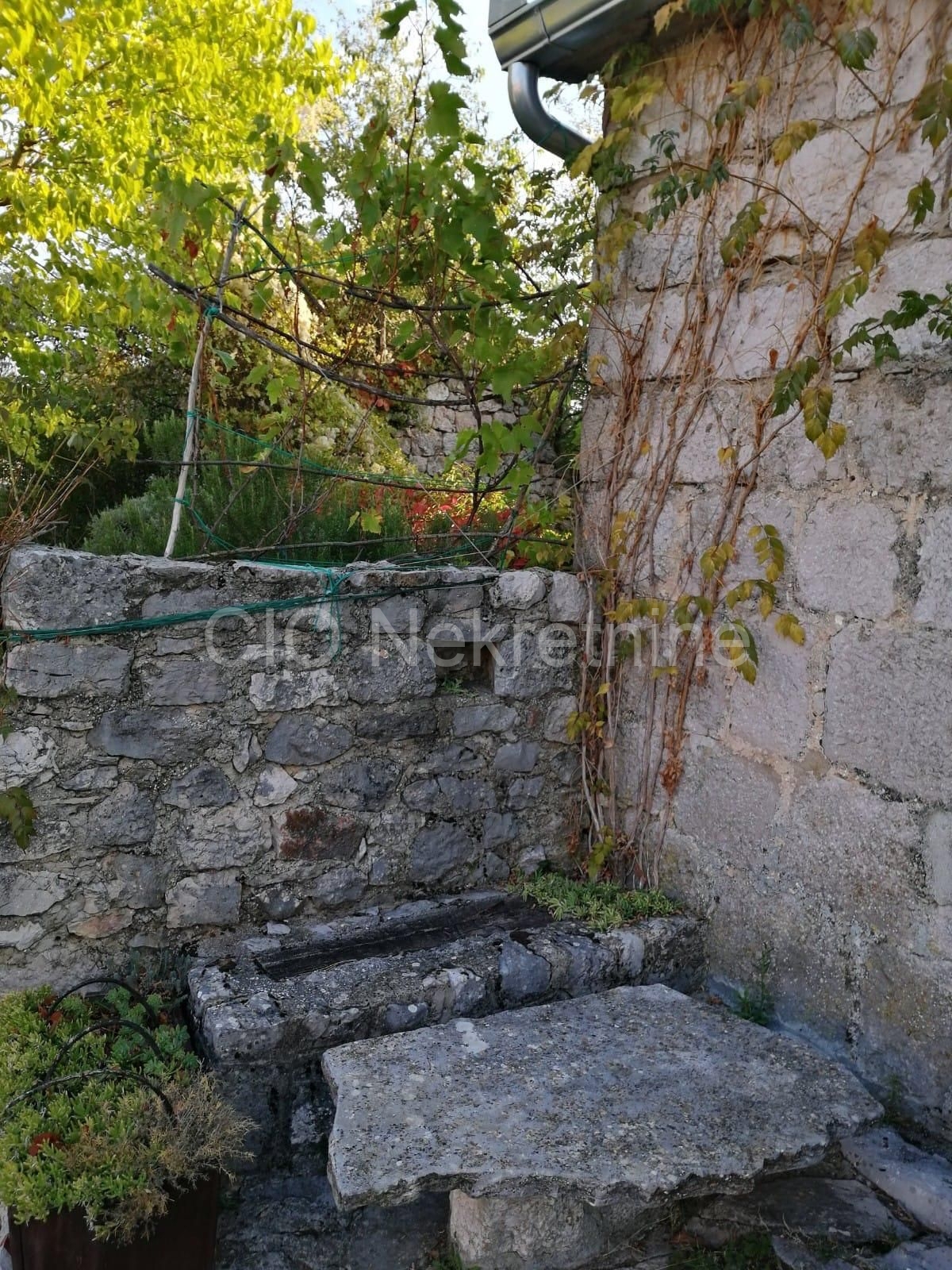 Imotski, Lovreć, casa indipendente in pietra con giardino, in vendita