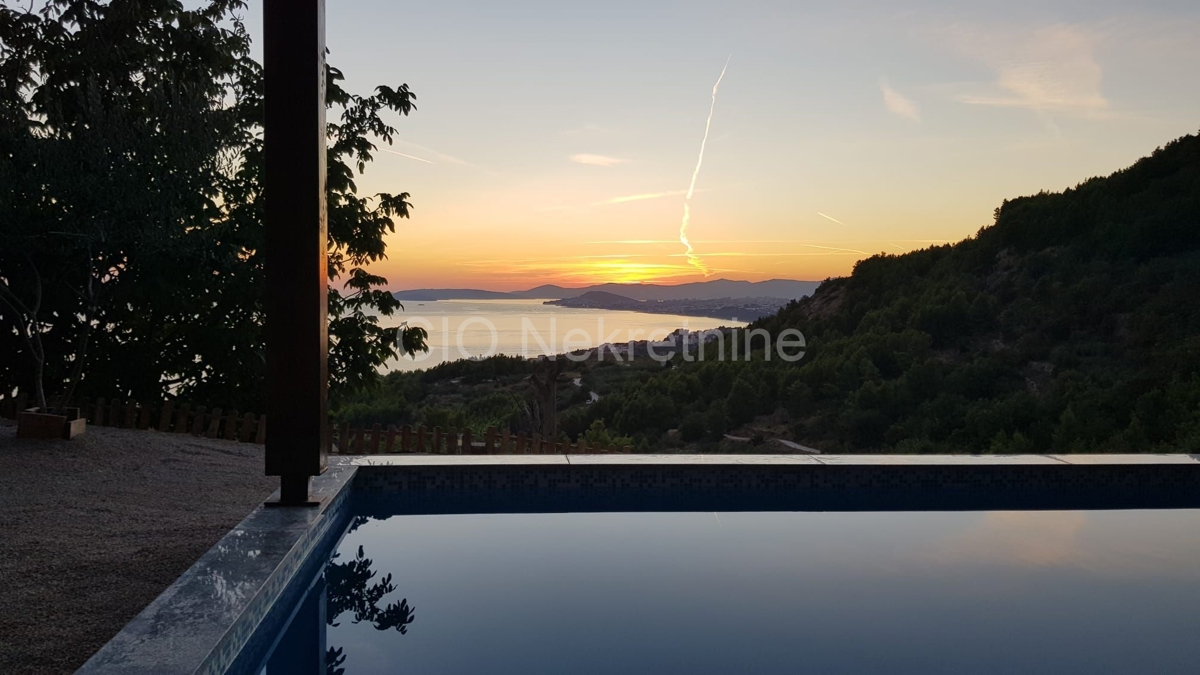 Podstrana, casa indipendente con piscina e vista, in vendita