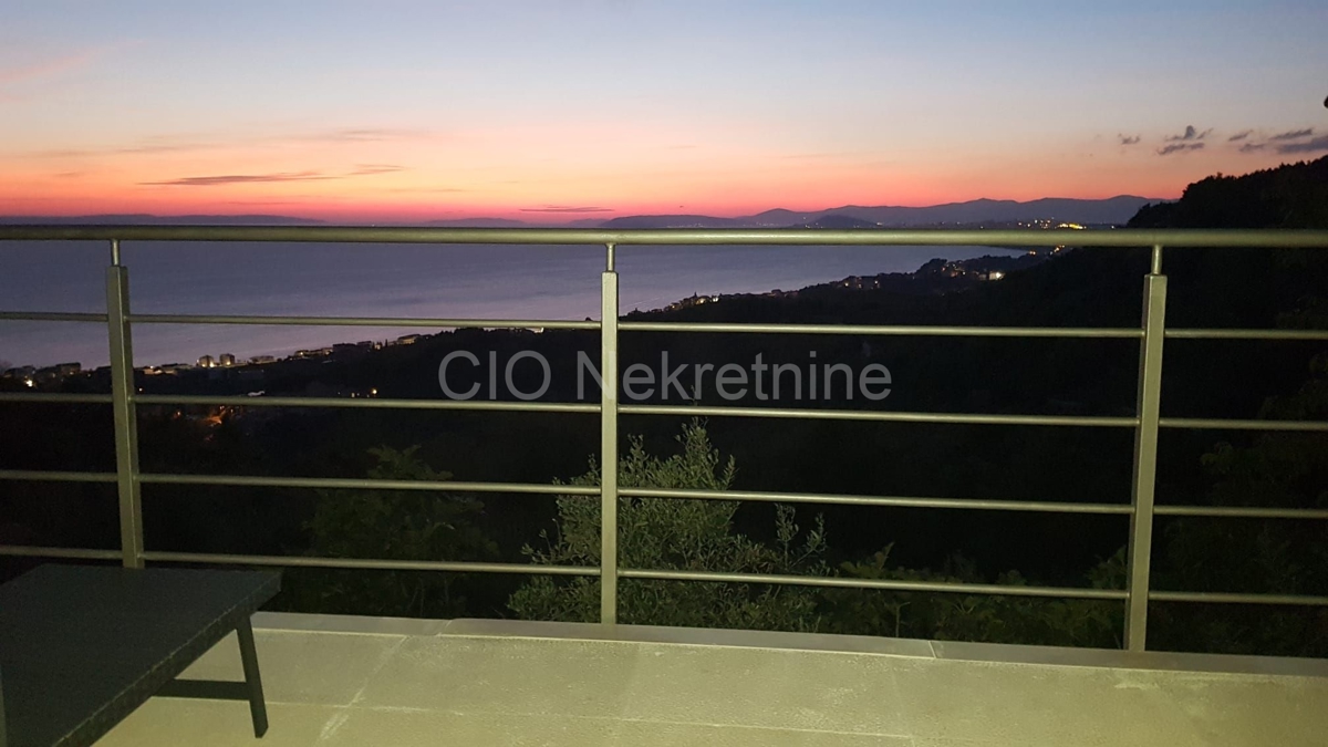 Podstrana, casa indipendente con piscina e vista, in vendita