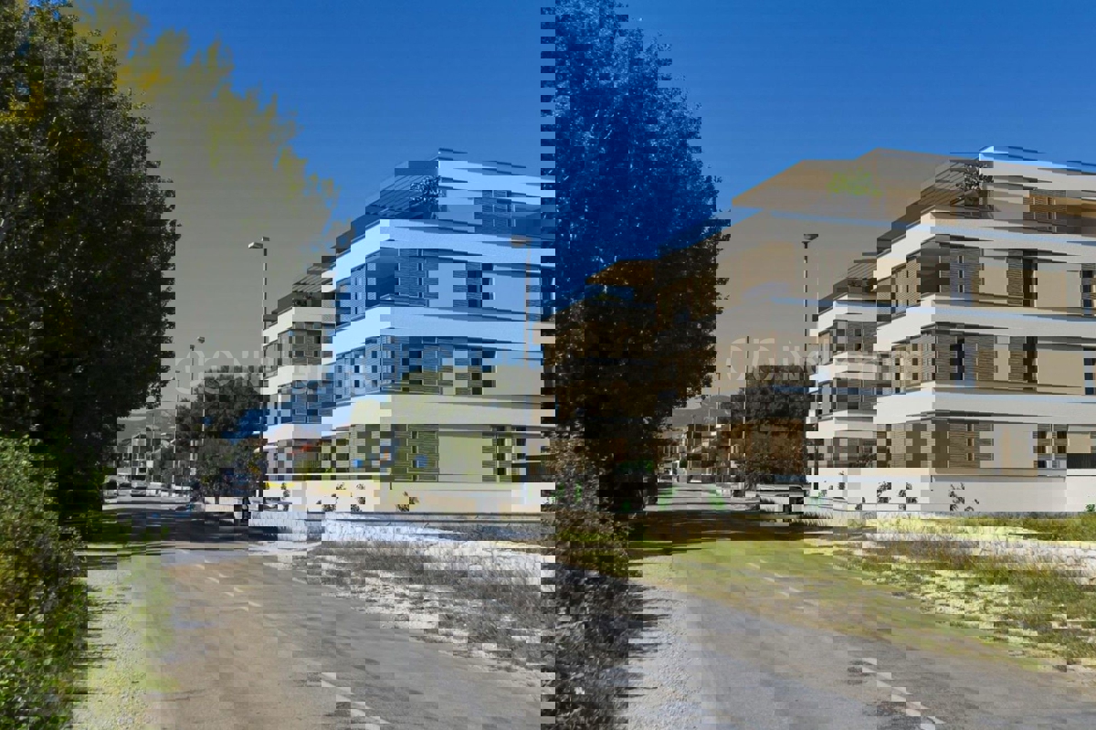 Kaštel Sućurac, appartamento con tre camere da letto, prima fila al mare, nuova costruzione