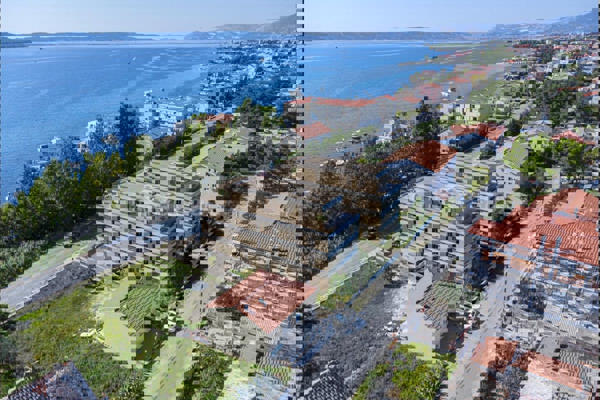 Kaštel Sućurac, appartamento con tre camere da letto, prima fila al mare, nuova costruzione