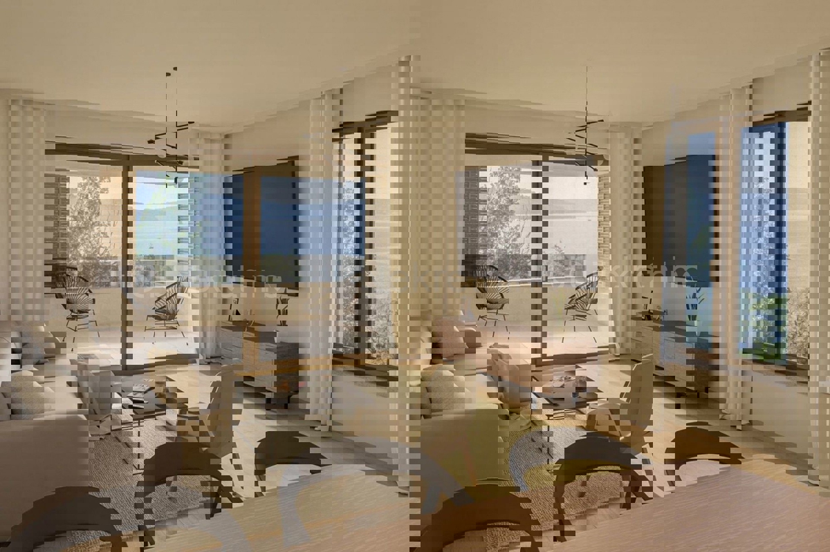 Kaštel Sućurac, appartamento con tre camere da letto, prima fila al mare, nuova costruzione