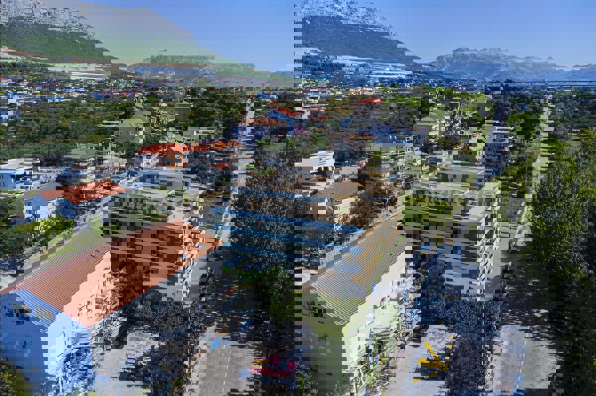 Kaštel Sućurac, appartamento con tre camere da letto, prima fila al mare, nuova costruzione