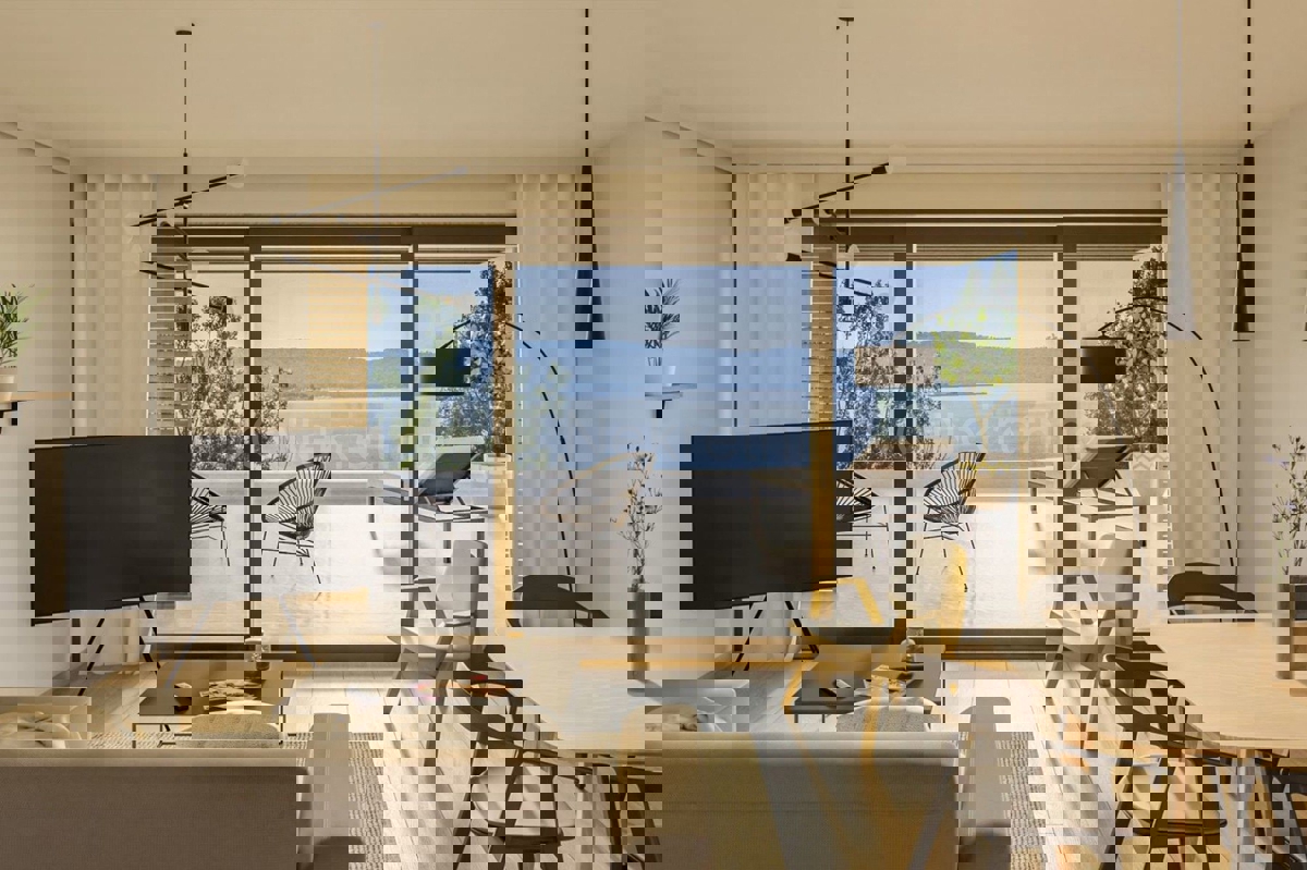 Kaštel Sućurac, appartamento con tre camere da letto, prima fila al mare, nuova costruzione