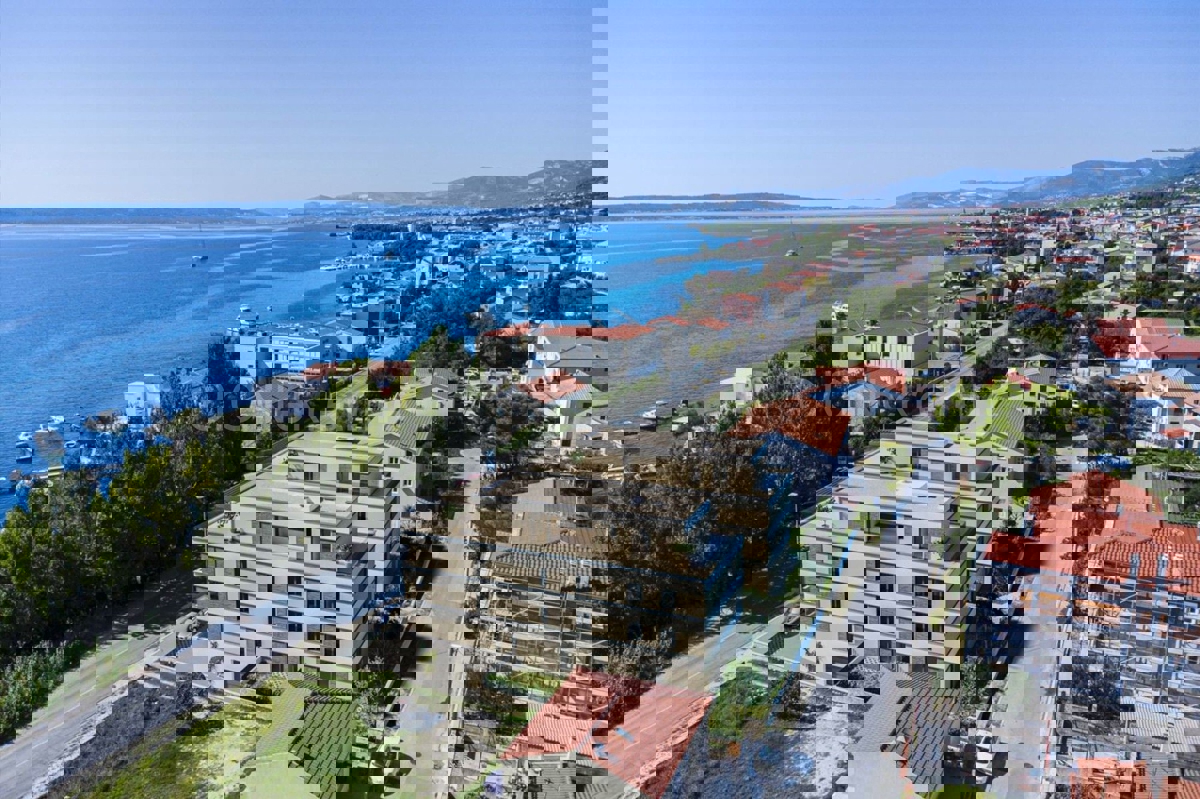 Kaštel Sućurac, appartamento con tre camere da letto, prima fila al mare, nuova costruzione