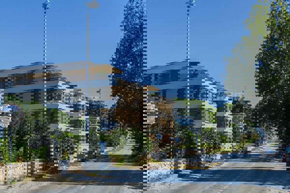 Kaštel Sućurac, appartamento con tre camere da letto, prima fila al mare, nuova costruzione