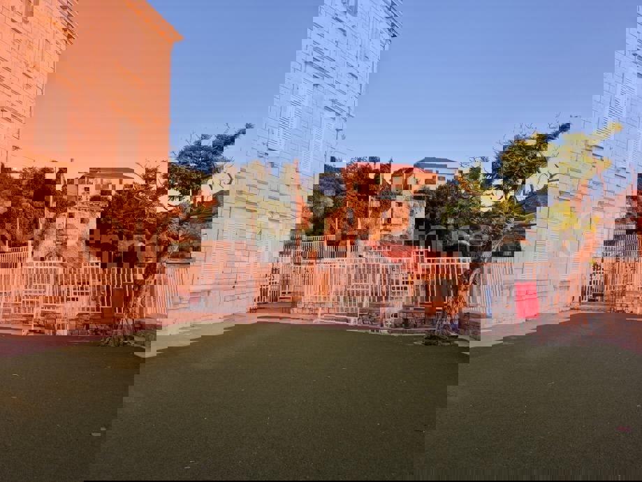 Brač, Nerežišća, casa in rovina e annessi, in vendita