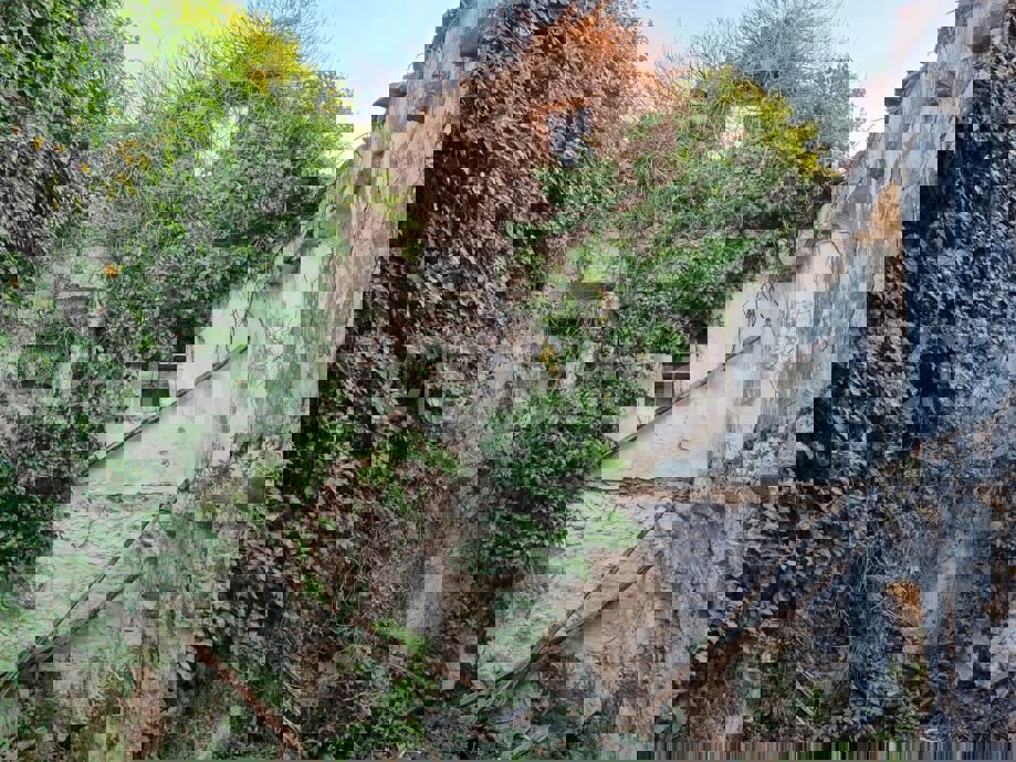 Brač, Nerežišća, casa in rovina e annessi, in vendita