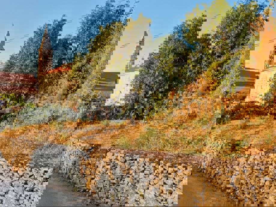 Brač, Nerežišća, casa in rovina e annessi, in vendita