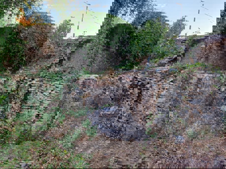 Brač, Nerežišća, casa in rovina e annessi, in vendita