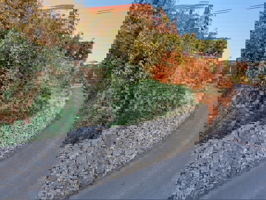 Brač, Nerežišća, casa in rovina e annessi, in vendita