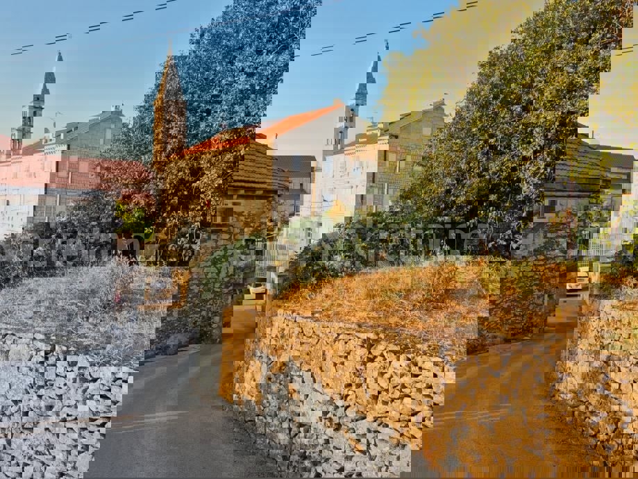 Brač, Nerežišća, casa in rovina e annessi, in vendita