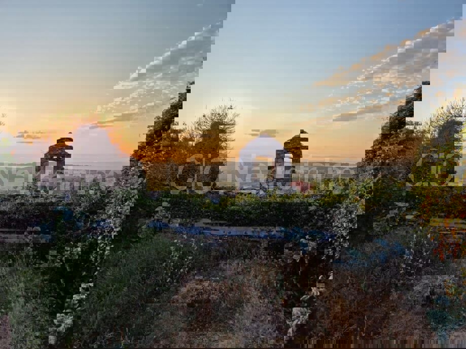 Brač, Nerežišća, casa in rovina e annessi, in vendita