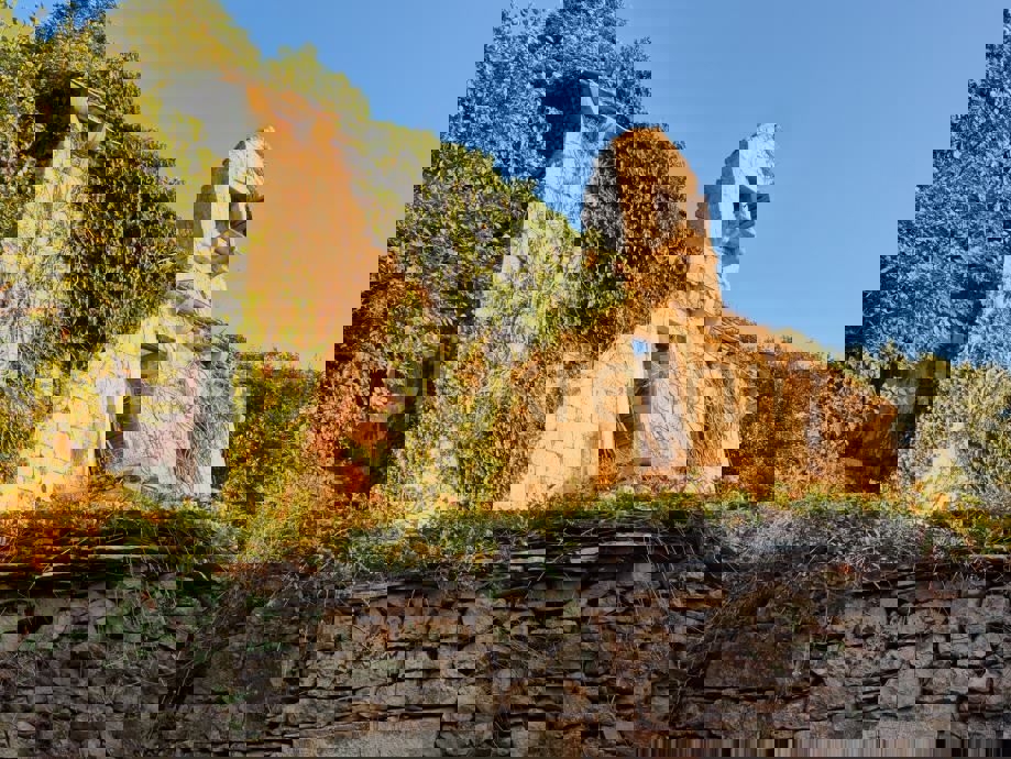 Brač, Nerežišća, casa in rovina e annessi, in vendita