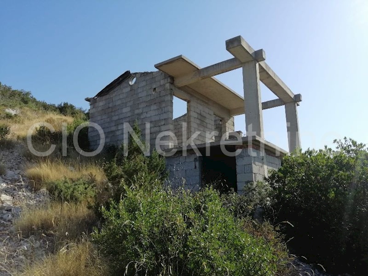 Oasi di pace, terreno con due fabbricati legalizzati, prima fila mare!!!