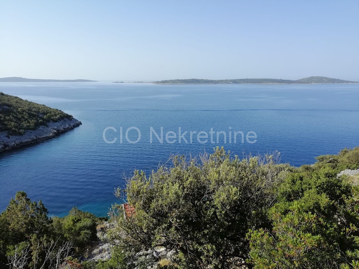 Oasi di pace, terreno con due fabbricati legalizzati, prima fila mare!!!