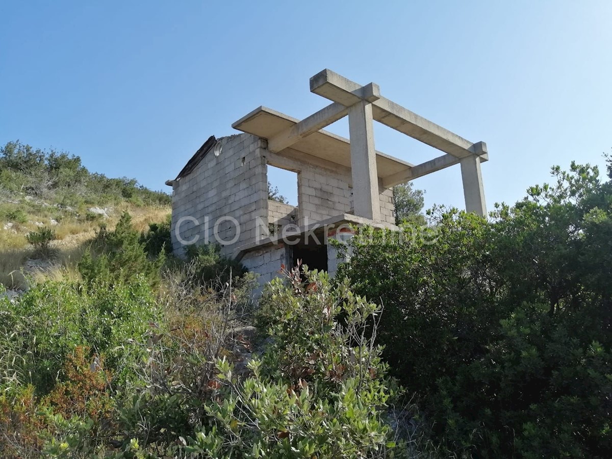 Oasi di pace, terreno con due fabbricati legalizzati, prima fila mare!!!