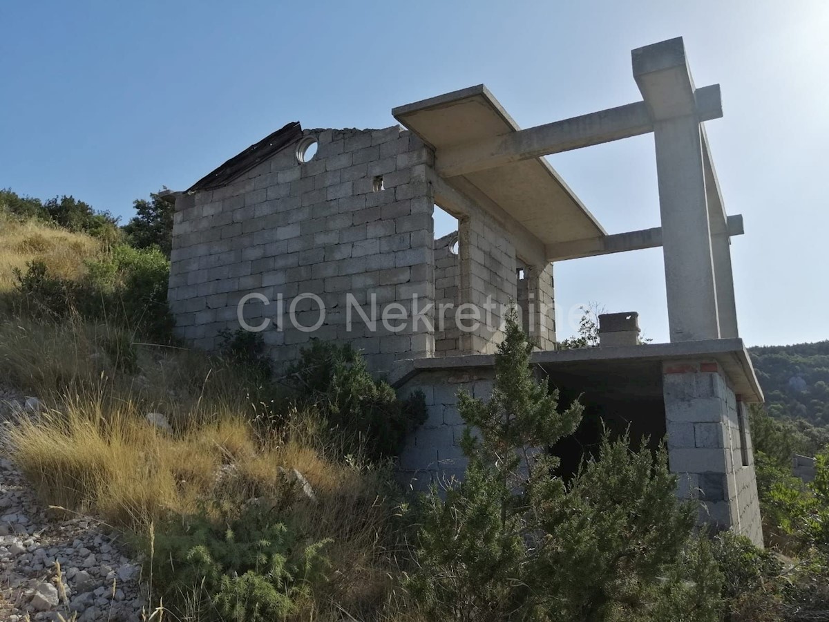 Oasi di pace, terreno con due fabbricati legalizzati, prima fila mare!!!