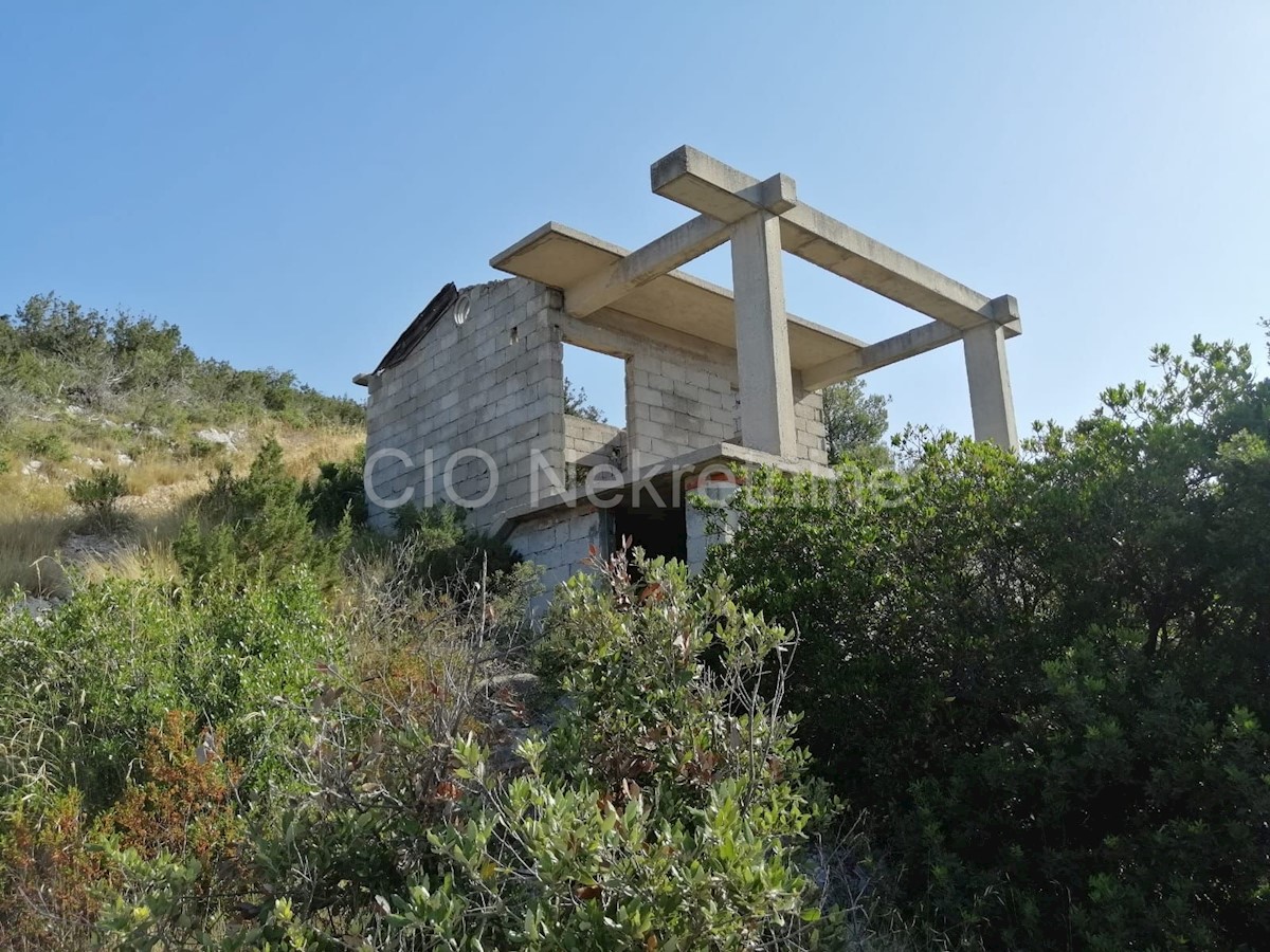 Oasi di pace, terreno con due fabbricati legalizzati, prima fila mare!!!